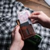 Dogaart Athen tek elde tutulup diğer elle banknot çıkarılıyor, çok sayıda parayı rahatça barındırıyor