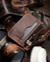 Metal YKK fermuarın çalışma mekanizması ve fermuarlı cebin yakın çekim detay görünümü, Dogaartcraft kaliteli işçilik