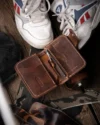 Boş halinde iç tasarımın tüm bölümlerini gösteren vintage tarz hakiki deri cüzdanın işlevsel yapısı, Dogaartcraft