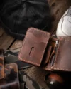 İç kısımda çoklu kart slotları ve parmak oyuntusu ile birlikte kaliteli YKK fermuar detayı gösteren deri cüzdan, Dogaartcraft