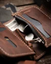 Kaliteli YKK marka metal fermuarın işçilik detayı ve pirinç aksesuarların bir arada görünümü, Dogaartcraft deri cüzdan